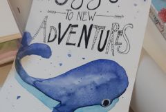 gezeichneter Wal mit Handlettering-Schriftzug