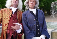 Foto von Jörg Schade als J.S. Bach und Carl-Herbert Braun als G. F.  Händel © Merle Espenhain, zu dem Musiktheaterstück „Krach mit Bach“, 29.  und 30. Oktober
