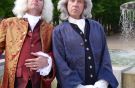 Foto von Jörg Schade als J.S. Bach und Carl-Herbert Braun als G. F.  Händel © Merle Espenhain, zu dem Musiktheaterstück „Krach mit Bach“, 29.  und 30. Oktober